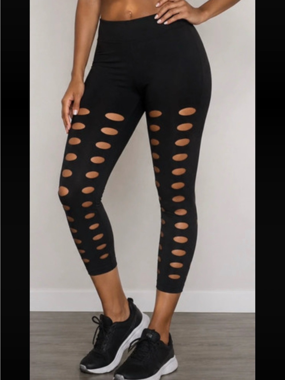 Yelete Black Cutout Capri Leggings with Side Ovals size M/L